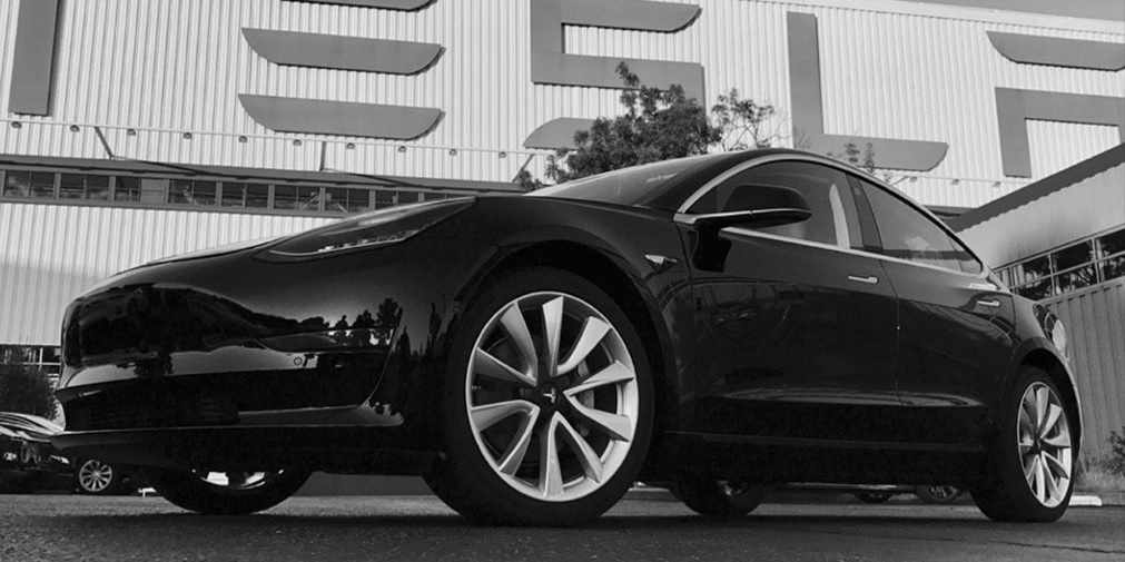 Elon Musk, Tesla Model 3’ün ilk gerçek üretim modelinin fotoğrafını paylaştı
